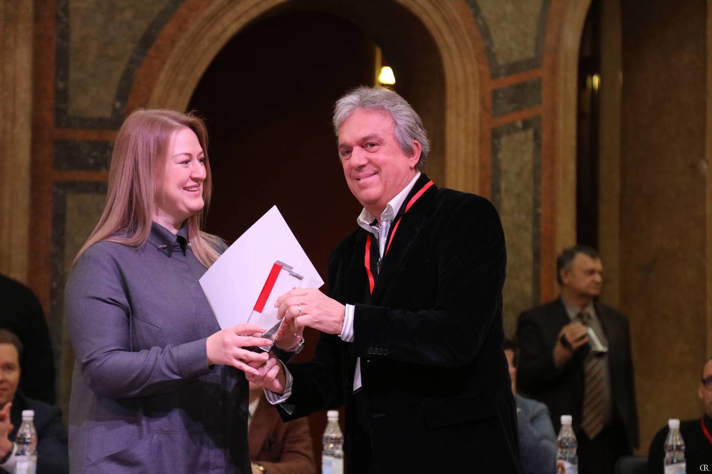 Марко Пива вручает Екатерине Елизаровой Первую общероссийскую премию "За вклад в развитие дизайна" в Академии Штиглица
